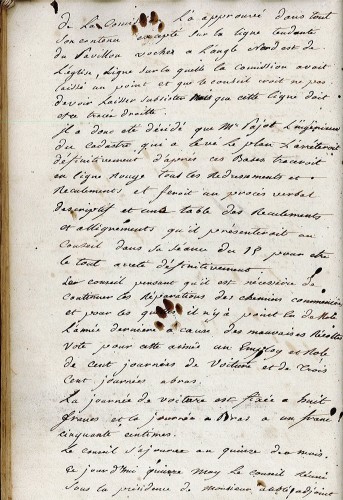 Une page manuscrite à l'encre noire, marquée par 2 empreintes de chat. La page fait partie d'un registre dont on aperçoit la tranche à gauche.