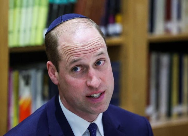 Prince William with a kippah 
(Photo: Toby Melville - WPA Pool/Getty Images)
